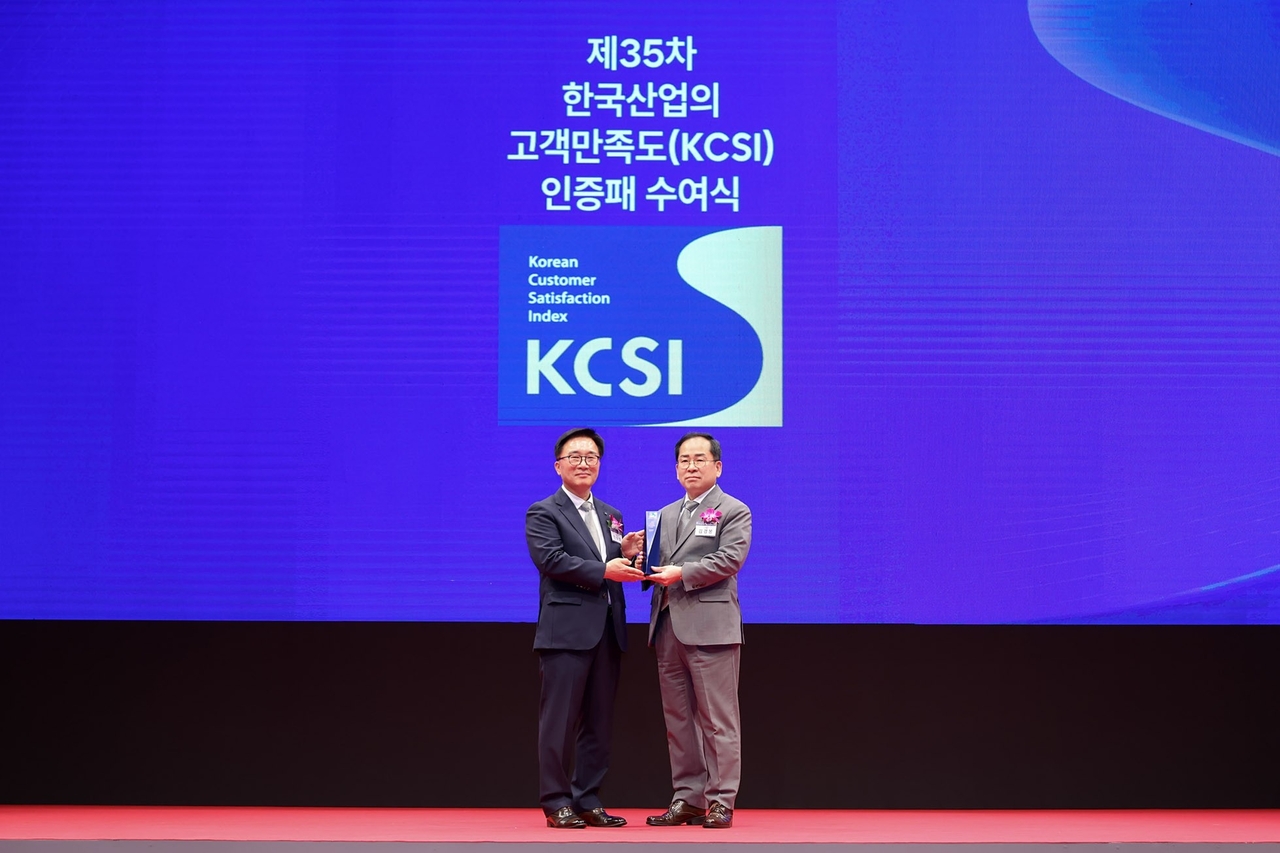 지난달 30일 서울 중구 소재 호텔신라에서 열린 2026년 한국산업의 고객만족도 인증패 수여식에서 롯데렌탈 대표이사 직무대행 김경봉(오른쪽) 전무와 한수희 KMAC 대표이사가 기념사진을 촬영하고 있다. [롯데렌탈 제공]