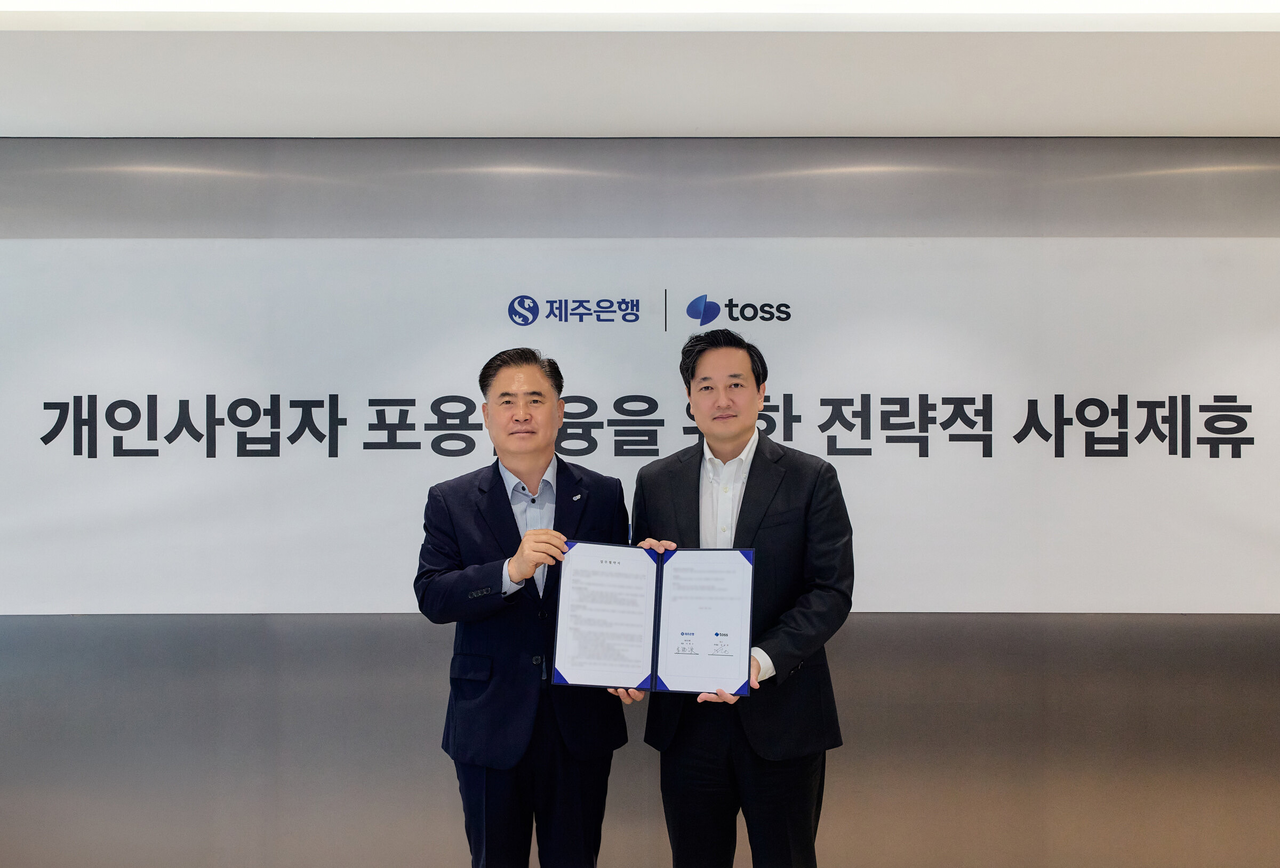 Jeju Bank President Lee Hee-su (left) and Toss Deputy CEO Kim Gyu-ha pose for a photo at the MOU signing ceremony held at Arc Place in Yeoksam-dong, Gangnam-gu, Seoul, on Wednesday. [Shinhan Financial Group]