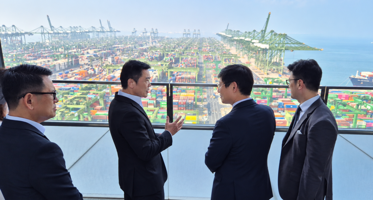 The Busan Port Authority visited the Maritime and Port Authority of Singapore on Thursday to discuss data linkage for optimizing vessel port calls between the two ports and ways to expand cooperation in digital and eco-friendly fields. [Busan Port Authority]