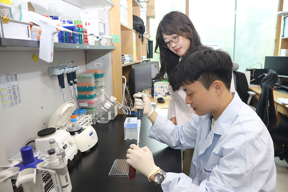 손미영(뒷쪽) 소장과 유원동 박사가 관련 실험을 수행하고 있다.[한국생명공학연구원 제공]