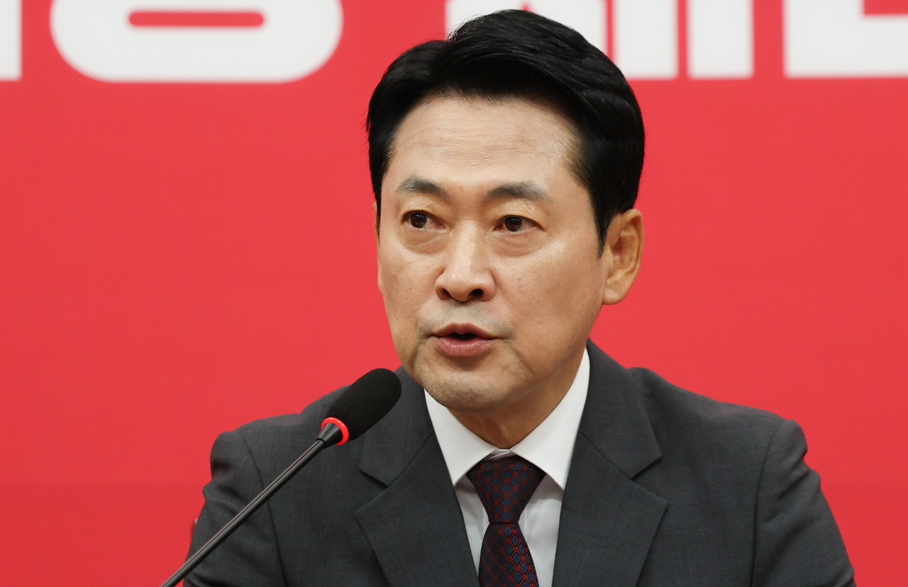 People Power Party leader Jang Dong-hyeok speaks at a supreme council meeting at the National Assembly in Yeouido, Seoul, on Thursday. [Newsis]