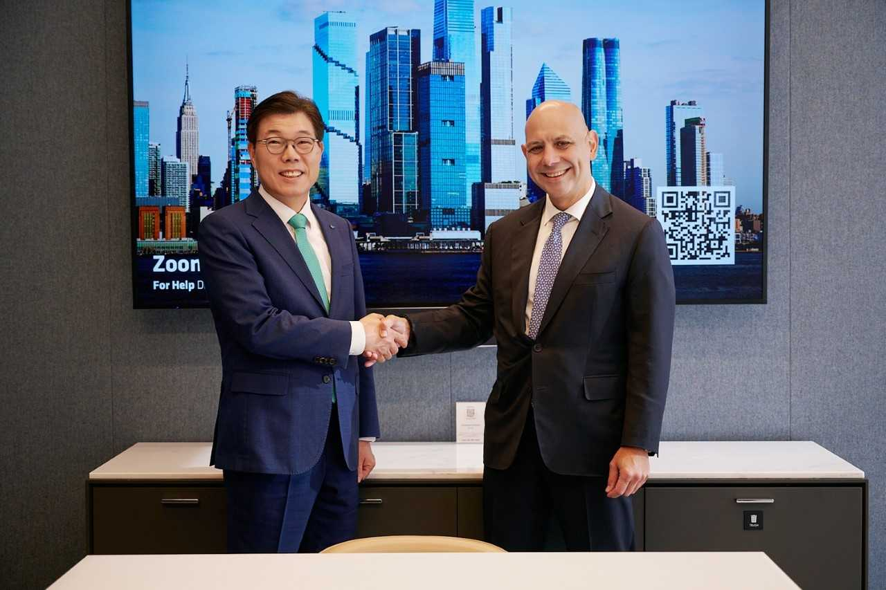 iM Financial Group Chairman Hwang Byung-woo met AllianceBernstein President Onur Erzan in New York last month to discuss plans for expanded cooperation. [iM Financial Group]