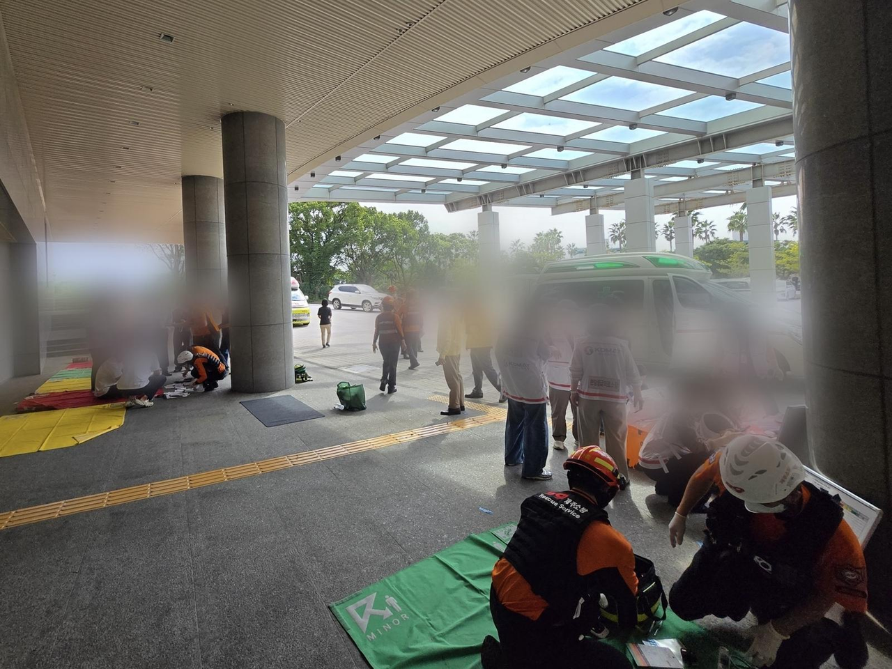 Firefighters on Thursday respond at Grand Josun Jeju, a five-star hotel in Seogwipo, Jeju Island, after chlorine gas spread throughout the hotel's facilities. (Jeju Fire Safety Headquarters)