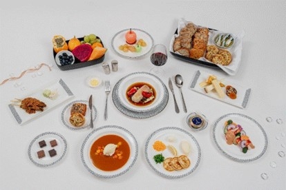 싱가포르항공은 새로운 기내식 카테고리 ‘SIA 셰프 셀렉션’을 신설하고 메뉴와 음료, 서비스웨어를 순차적으로 개편한다. [싱가포르항공 제공]