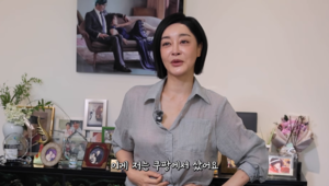 ‘펜트하우스 거주’ 김혜은, 6000원 셔츠에 놀랐는데 스커트는 ‘에르메스’…취향 넘나드는 반전