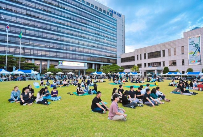Chugju city government employees take part in an event promoting communication and unity at the plaza outside Chungju City Hall on Sept. 22. (Chungju City Government)