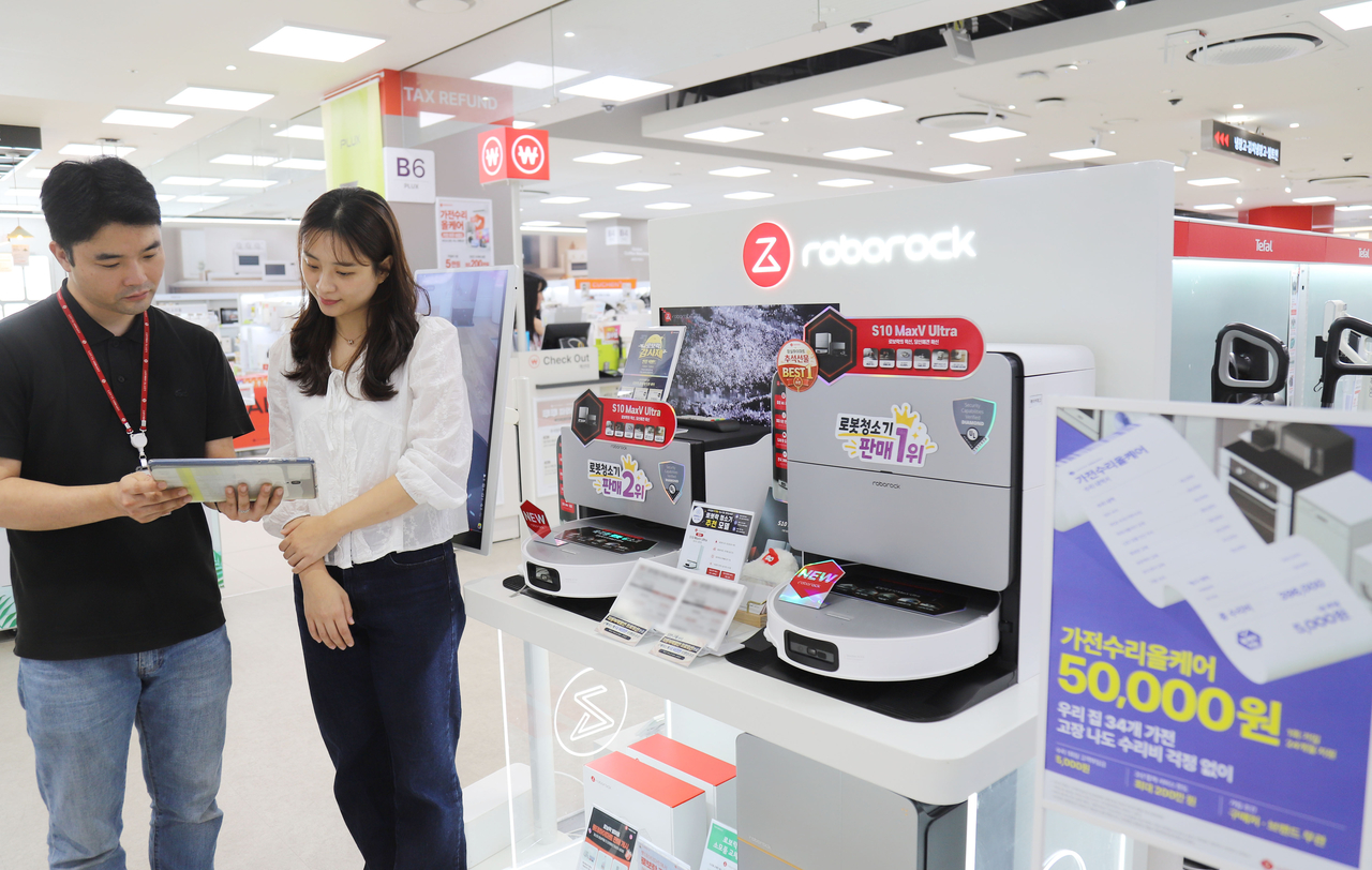Lotte Himart launches a new service covering repair costs for 34 categories of home appliances starting Thursday. [Lotte Himart]