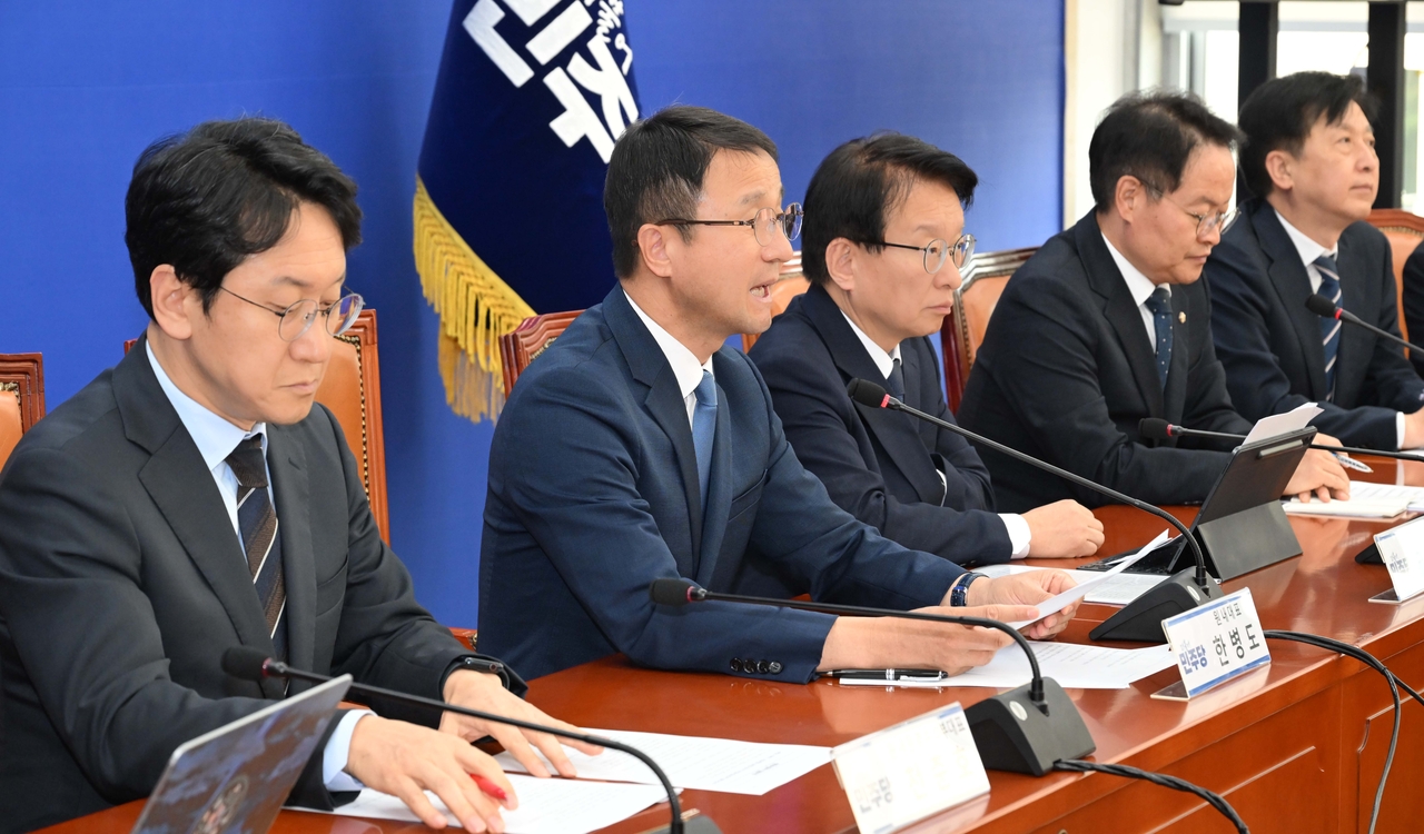 Han Byung-do, floor leader of the Democratic Party of Korea, delivers opening remarks at a policy coordination meeting at the National Assembly in Yeouido, Seoul, on Thursday morning. (Lee Sang-sub)