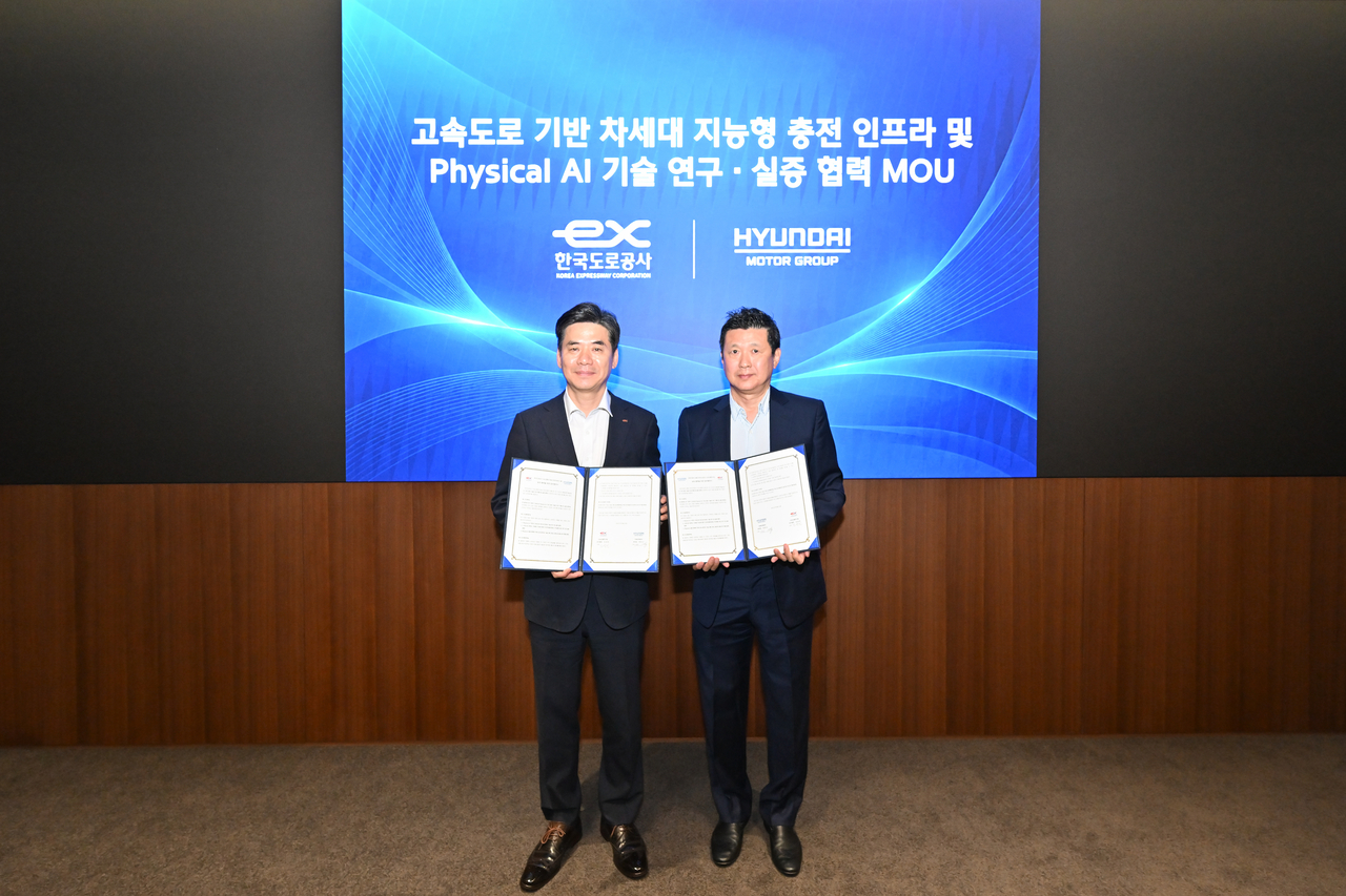 Cho Seong-min, head of the Korea Expressway Corporation's Road and Traffic Research Institute, left, and Jung Ho-keun, executive vice president and head of Hyundai Motor Group's Future Strategy Division, pose after signing an MOU at the Hyundai Motor and Kia headquarters in Yangjae, Seoul, on Wednesday. [Hyundai Motor Group]