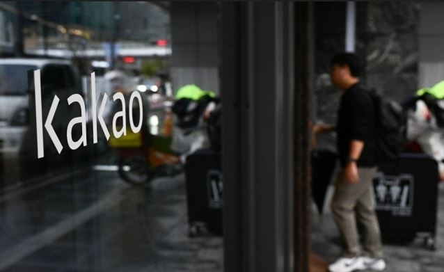 Kakao employees arrive at the company's Pangyo office in Seongnam, Gyeonggi Province. Photo by Lim Se-jun