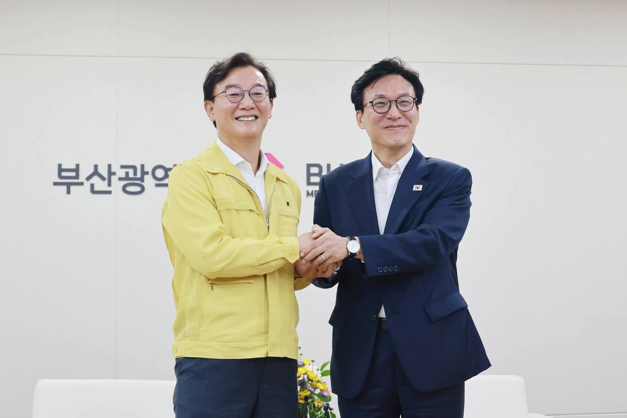 지난 8월 19일 부산시청을 방문한 김민석(오른쪽) 더불어민주당 대표와 전재수 시장 [전재수 페이스북 캡처]