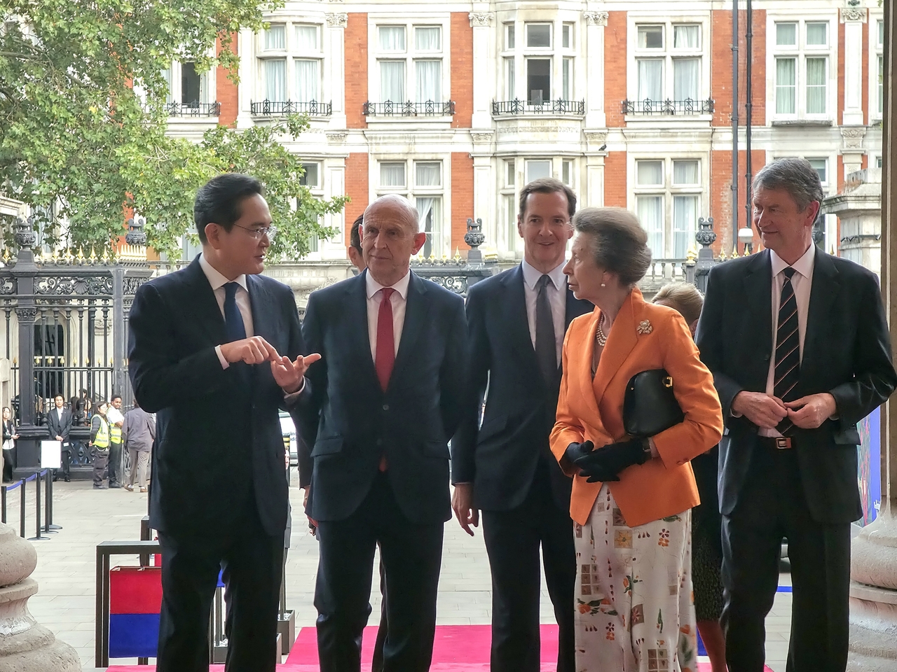 Samsung Electronics Chairman Lee Jae-yong (far left) greets Princess Anne (second from right) and other guests at the reception for the Lee Kun-hee Collection touring exhibition at the British Museum on Wednesday (local time). [Samsung Electronics]