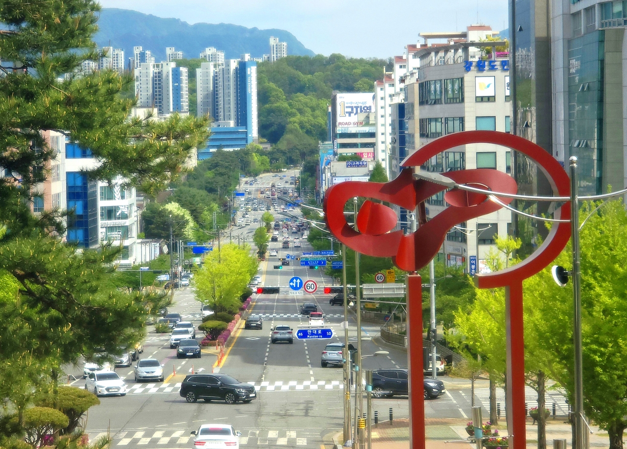 Sijeong-ro in Wonju, with the innovation city district ahead and the enterprise city district behind.