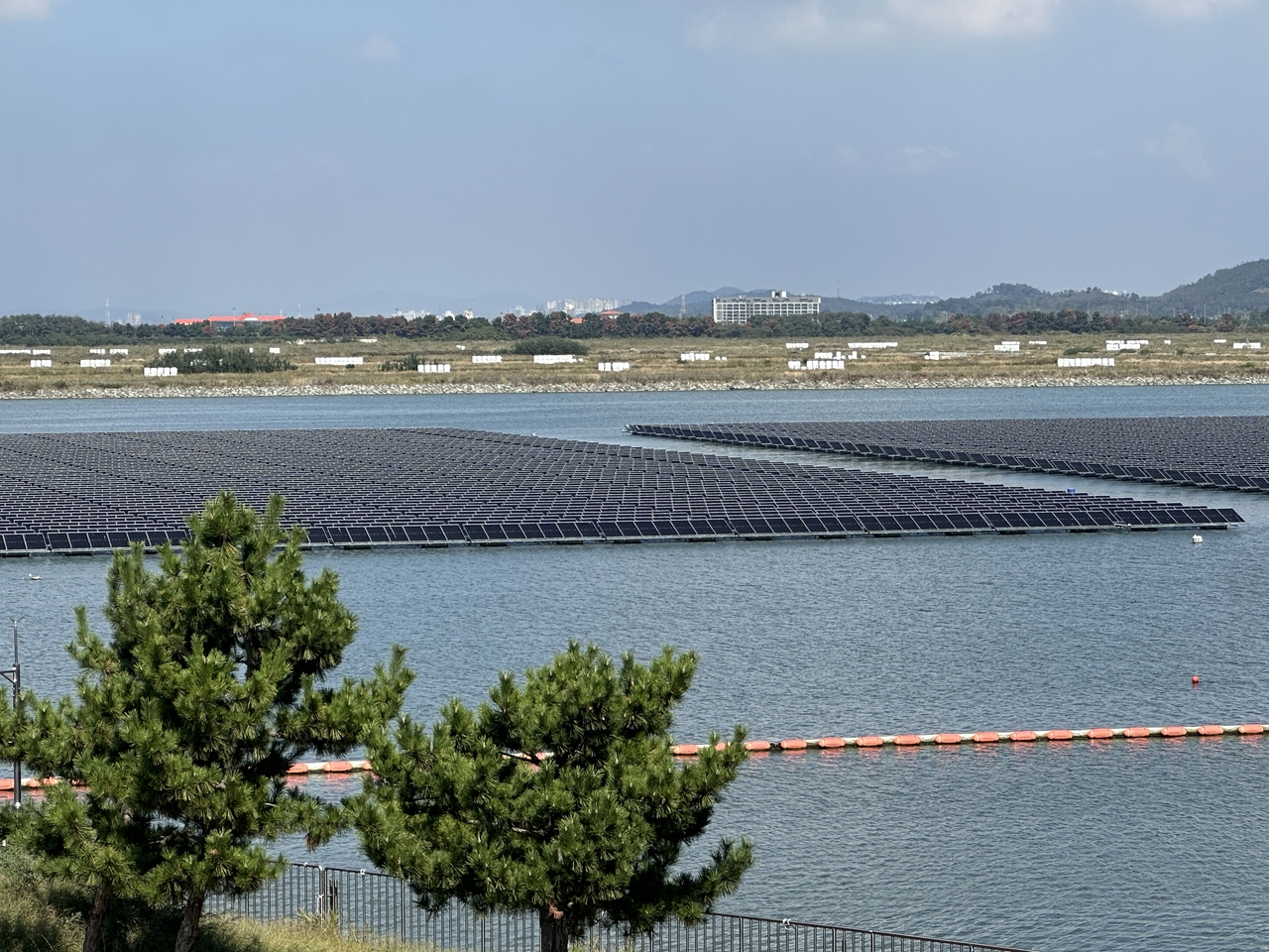 A floating solar power facility under construction at Saemangeum in Gunsan, North Jeolla Province, as part of the 73.2 MW Saemangeum Sunshine Sharing Project. [Korea Rural Community Corporation]