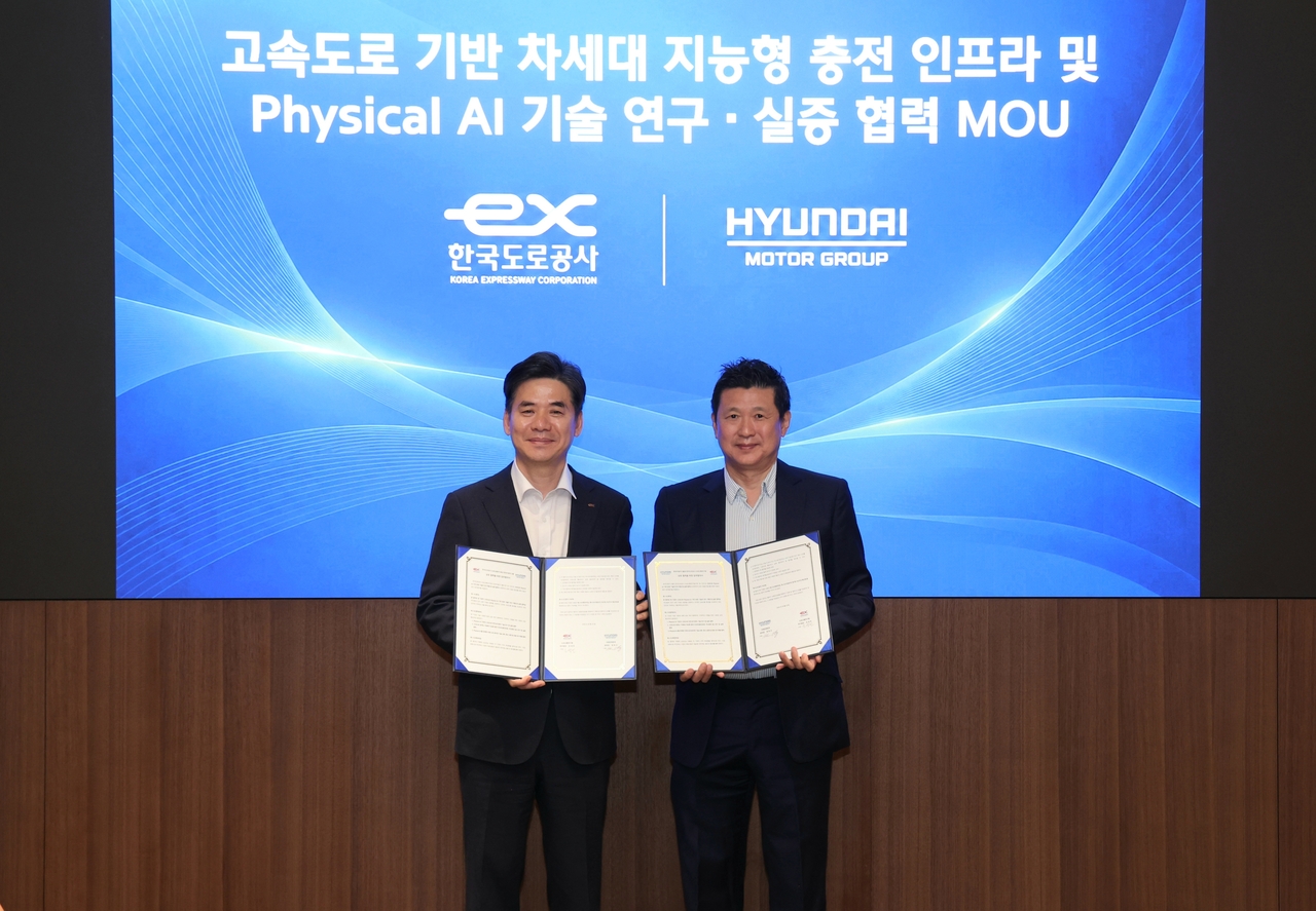 Jo Seong-min (left), head of the Korea Expressway Corporation's Road Traffic Research Institute, and Jeong Ho-geun, head of Hyundai Motor Group's Future Strategy Division, pose for a photo after signing an MOU at Hyundai Motor's headquarters in Seocho-gu, Seoul, on Wednesday. [Korea Expressway Corporation]