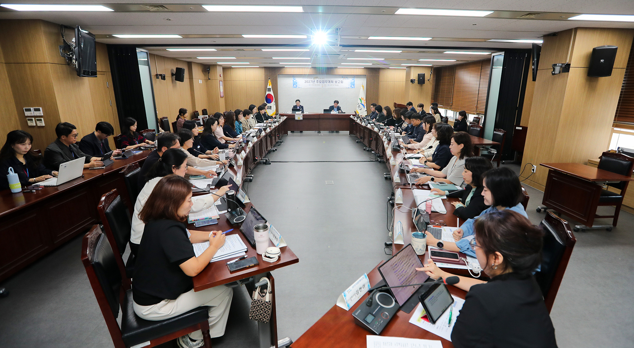 Officials attend a work-plan briefing session at Geumcheon-gu District Office.