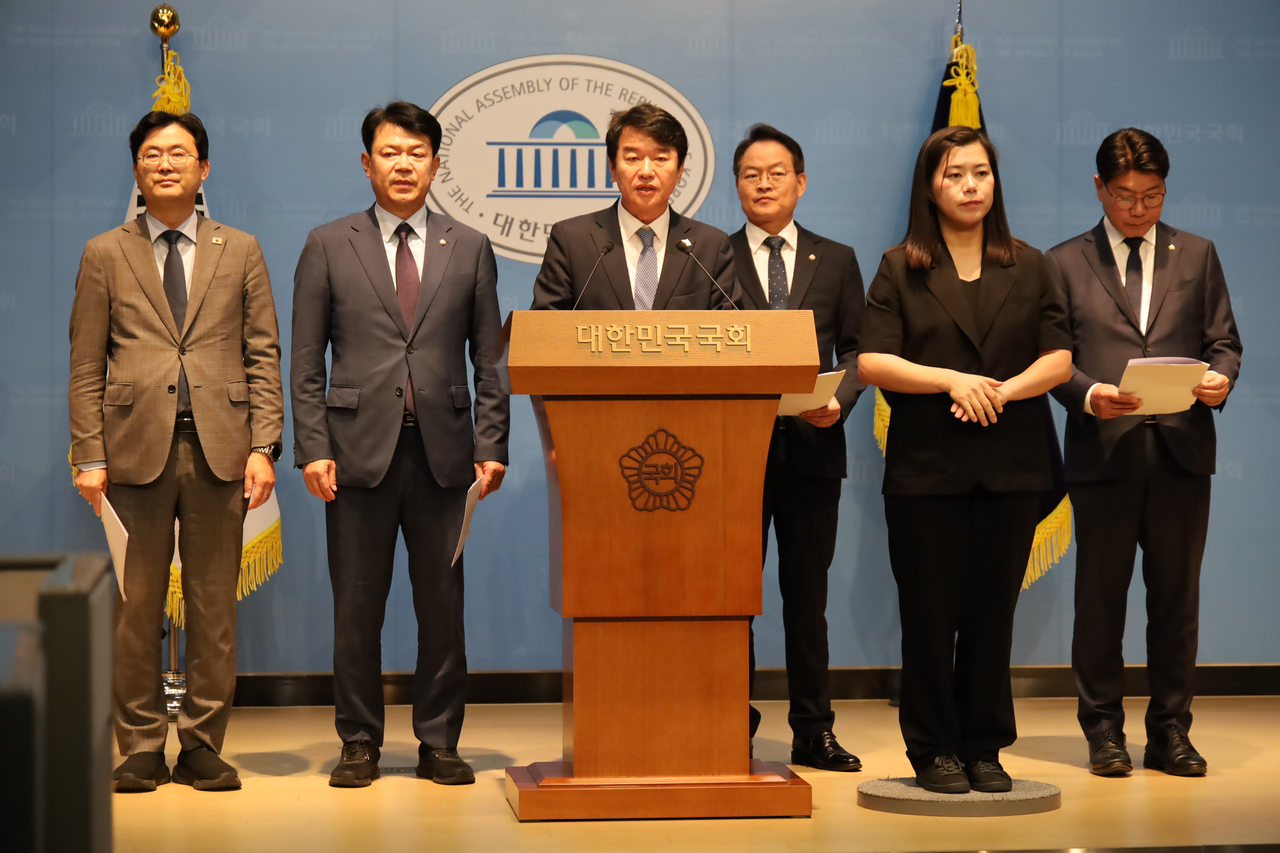 Democratic Party of Korea lawmakers Lee Jeong-mun (from left), Bok Gi-wang, Moon Jin-seog, Heo Yeong and Lee Jae-gwan, representing constituencies in Cheonan and Asan in South Chungcheong Province and Chuncheon in Gangwon Province, hold a press conference at the National Assembly's communication room Thursday, calling for the GTX-B and C extension lines to be included in the fifth national railway network plan. [Provided by Moon Jin-seog's office]