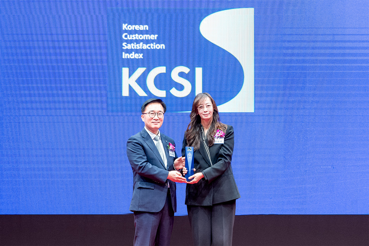 코웨이가 ‘2026 한국산업의 고객만족도(KCSI)’ 조사에서 3관왕을 석권했다. 지난 30일 서울 중구 신라호텔에서 진행된 시상식에서 심병희 코웨이 마케팅본부장(오른쪽)과 한수희 한국능률협회컨설팅 대표이사(왼쪽)가 기념 촬영을 하고 있다. [코웨이]