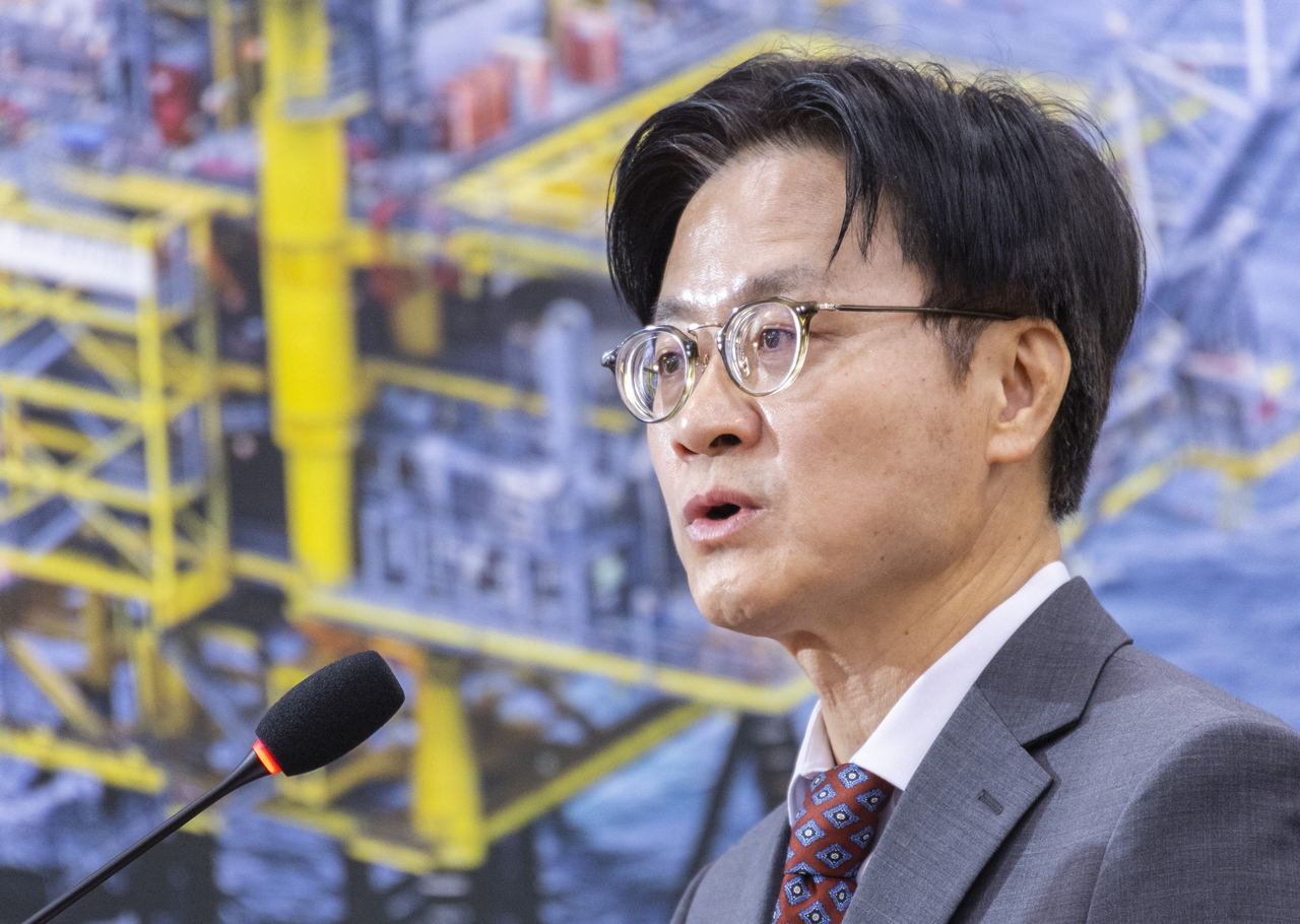 김정관 산업통상부 장관이 22일 국회 산업통상중소벤처기업위원회에서 ‘대한민국과 미합중국 간 전략적투자의 운영 및 관리를 위한 특별법’에 따른 대미투자 사전보고를 하고 있다. [연합]