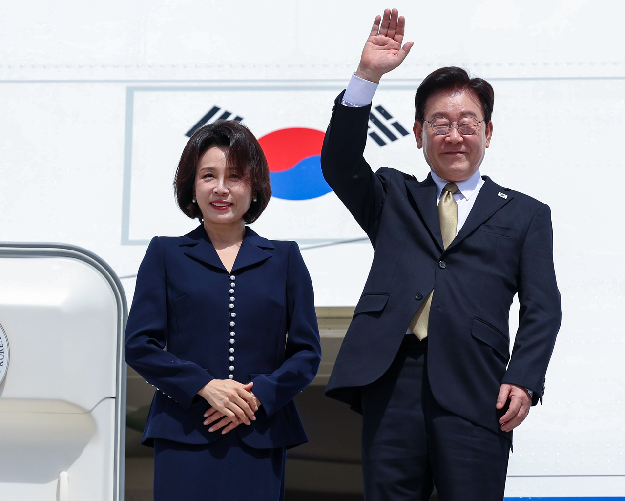 멕시코 국빈방문을 마친 이재명 대통령과 김혜경 여사가 9월 26일(현지시간) 멕시코시티 펠리페 앙헬레스 국제공항 공군 1호기에서 환송객에게 인사하고 있다. [연합]