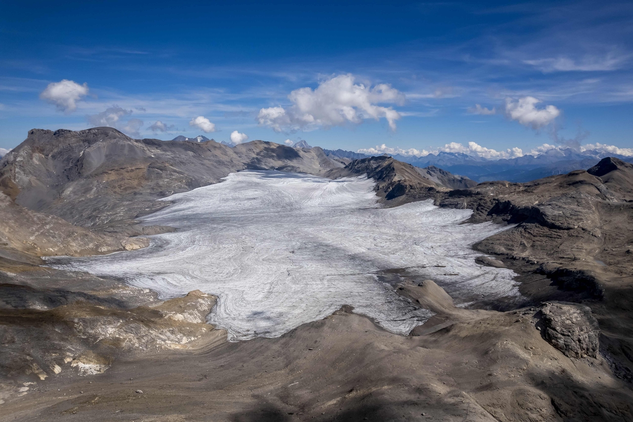 The melting Plaine Morte Glacier above the resort of Crans-Montana, western Switzerland, Sept. 1 (AFP-Yonhap)