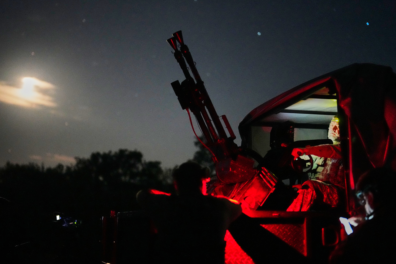 A Ukrainian air defense soldier gets ready to repel Russia's drone attack in Kyiv, Ukraine, Saturday. (AP-Yonhap)