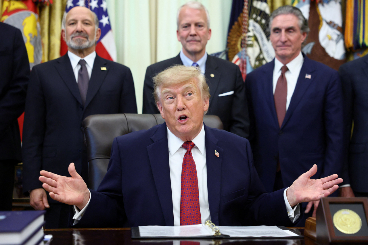 US President Donald Trump (center), joined by US Commerce Secretary Howard Lutnick, US Secretary of the Interior Doug Burgum and US Senator Dan Sullivan, makes an announcement in the Oval Office at the White House in Washington on Wednesday. (Reuters-Yonhap)
