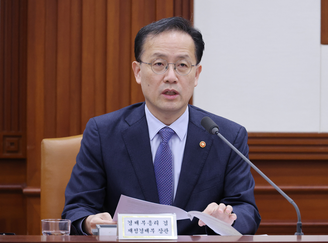 이형일 부총리 겸 재정경제부 장관이 1일 서울 종로구 정부서울청사에서 취임 이후 첫 비상경제본부회의 겸 경제관계장관회의를 주재하고 있다. [연합]