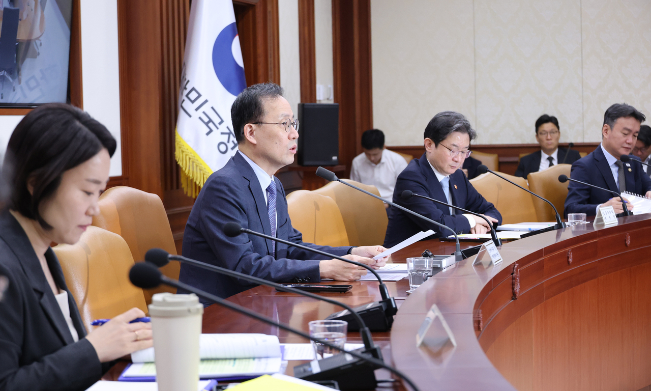 이형일 부총리 겸 재정경제부 장관이 1일 서울 종로구 정부서울청사에서 취임 이후 첫 비상경제본부회의 겸 경제관계장관회의를 주재하고 있다. [연합]