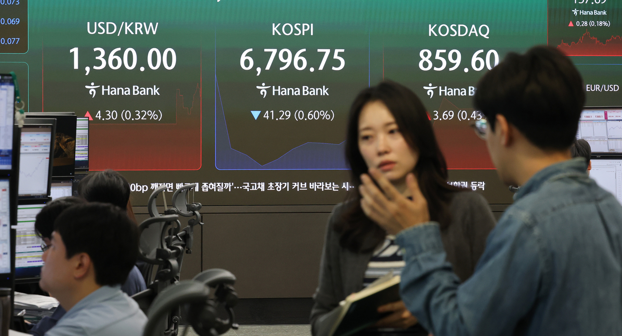 코스피가 하락 출발한 1일 서울 중구 하나은행 본점 딜링룸 전광판에 실시간 코스피와 코스닥, 원/달러 환율이 표시되고 있다. [연합]