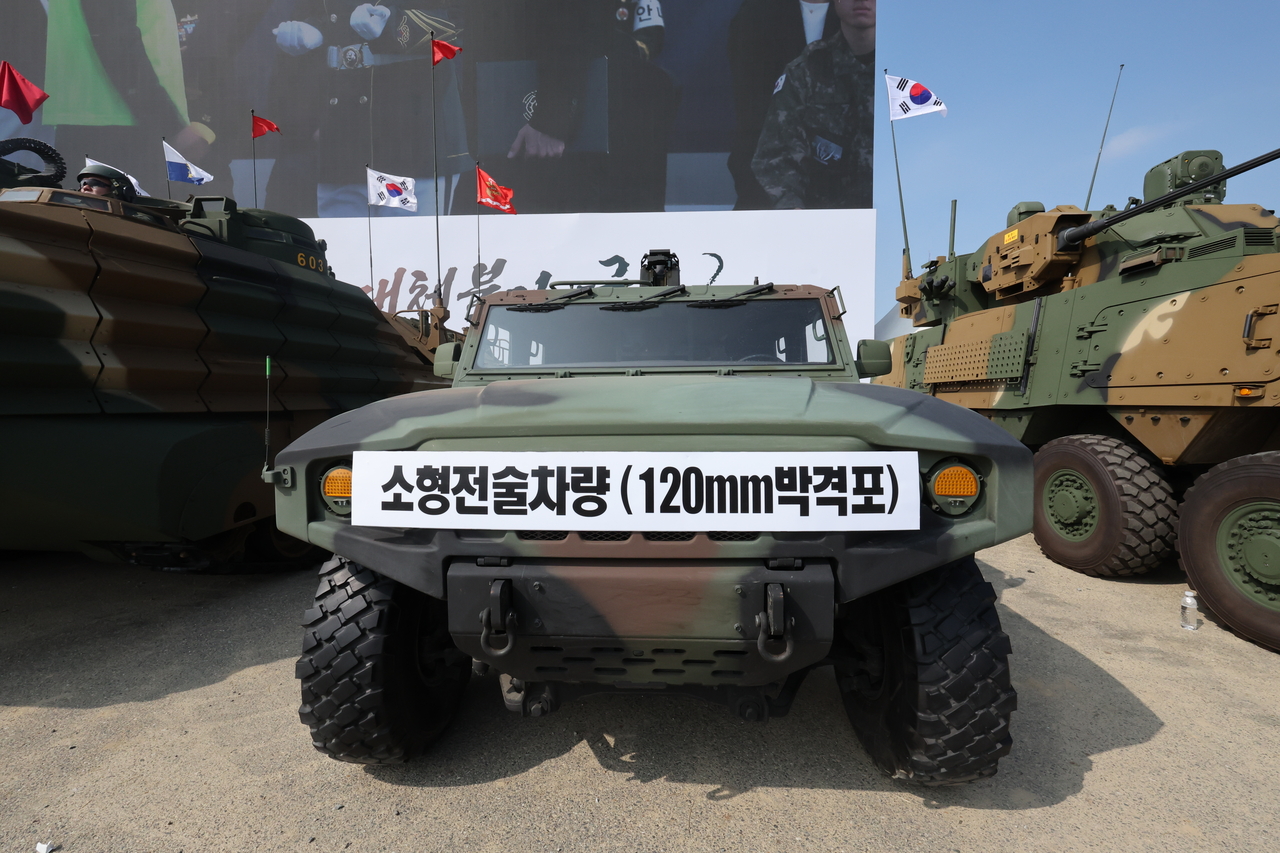 국방부는 건군 78주년을 맞아 국군이 보유한 유·무인 복합체계 신무기를 공개했다. 사진은 지난 달 29일 국군의날 미디어데이 행사에서 공개한 소형전술차량 탑재형 120㎜ 박격포체계. [연합]