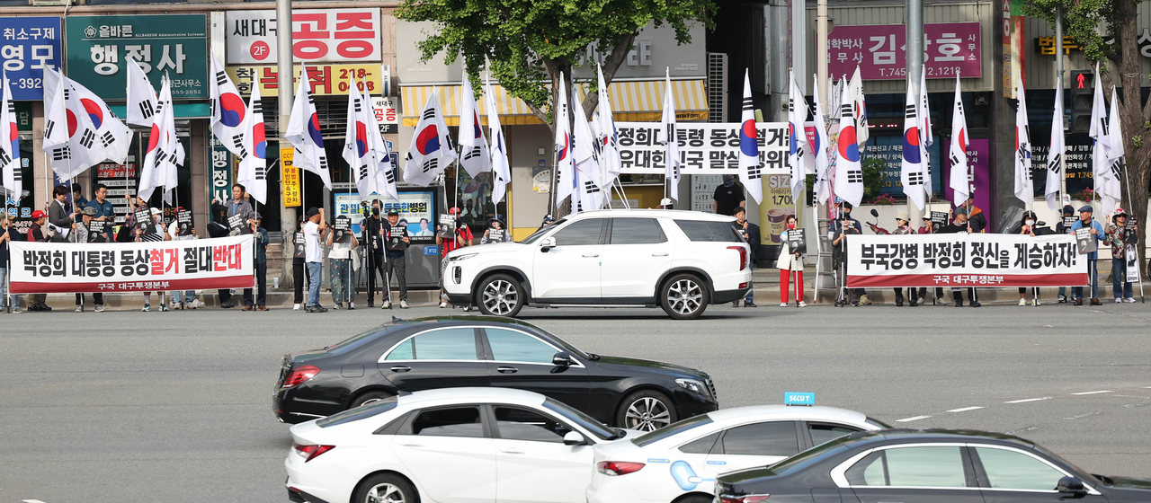 동대구역 광장에 세워진 박정희 전 대통령 동상 존치 여부에 대한 법원 선고를 앞둔 1일 오전, 대구지방법원 앞에서 동상 철거에 반대하는 사람들이 모여있다. [연합]