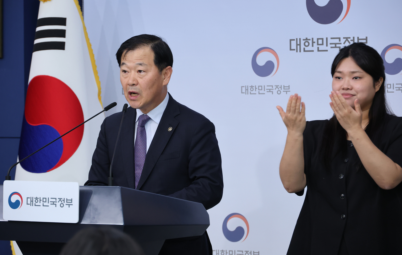 이형훈 보건복지부 제2차관이 1일 서울 종로구 정부서울청사에서   국립의학전문대학원의 설립 소재지를 전북특별자치도 남원시로 최종 결정했다고 밝히고 있다. [연합]