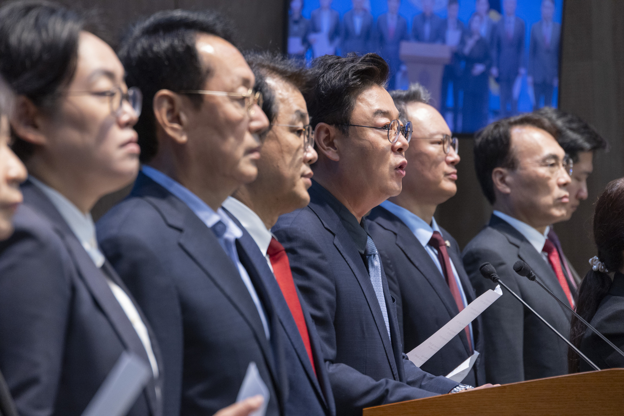 Lawmakers of the People Power Party deliver a joint statement in a press conference held at the National Assembly Thursday. (Yonhap)