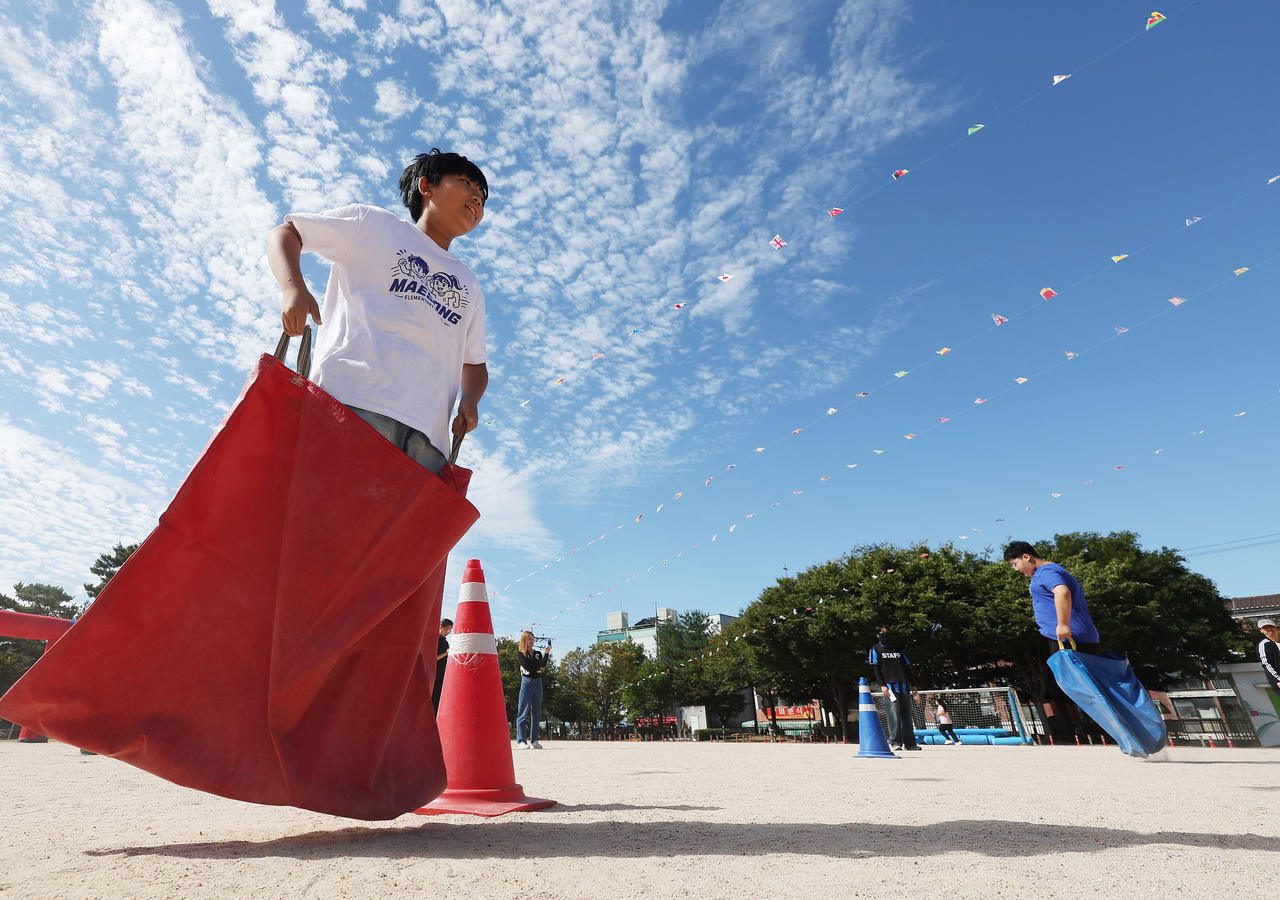 Students enjoy a game during a school sports day at Maesong Elementary School in Hwaseong, Gyeonggi Province, Thursday, as South Korea experienced quintessential autumn weather. (Yonhap)