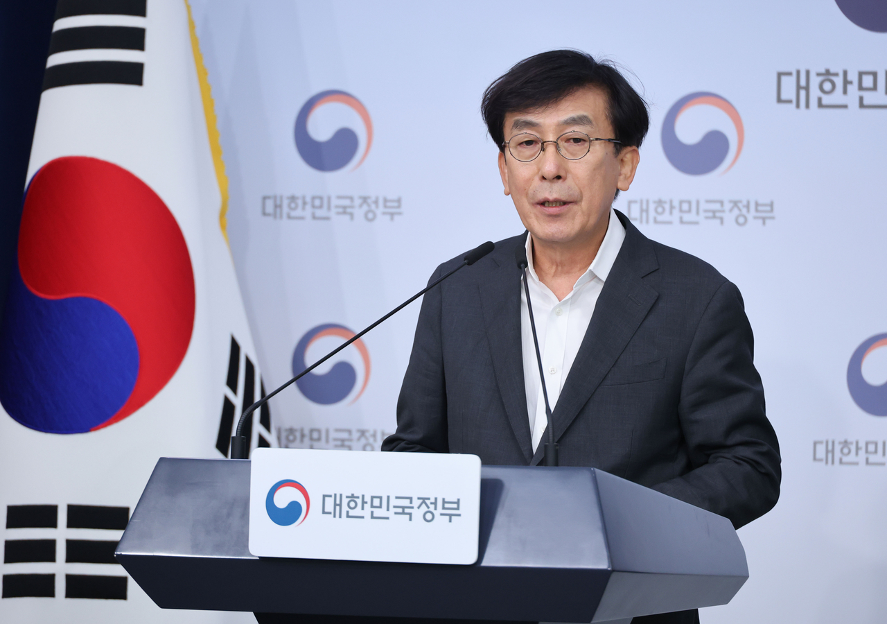 Jung Ki-hyun, chairman of the Medical Innovation Committee, briefs reporters on the outcomes of the panel's 10th meeting and future plans at the annex of Government Complex Seoul in Jongno-gu, Seoul, on Thursday. [Yonhap]