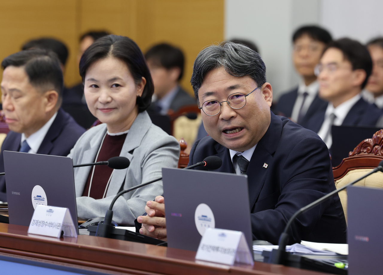Ha Jun-kyung, the newly appointed Cheong Wa Dae policy chief, speaks at a senior presidential secretary meeting chaired by President Lee Jae Myung at Cheong Wa Dae on Thursday. [Yonhap]