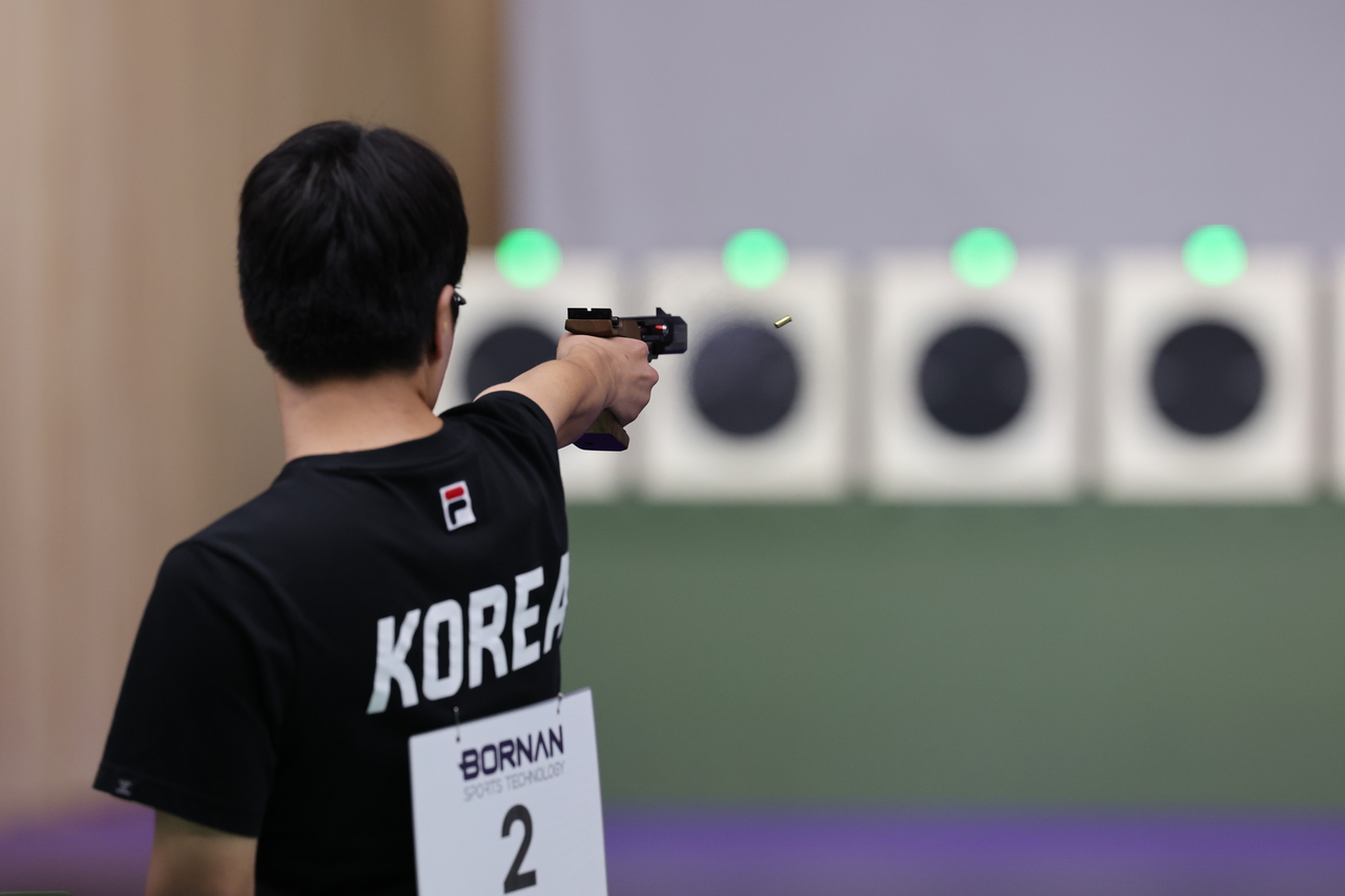 Lee Geon-hyeok of South Korea takes aim during the men's 25m rapid-fire pistol individual final at the 2026 Aichi-Nagoya Asian Games, held at the Aichi Prefectural General Shooting Range in Toyota, Aichi Prefecture, Japan, on Thursday. [Yonhap]