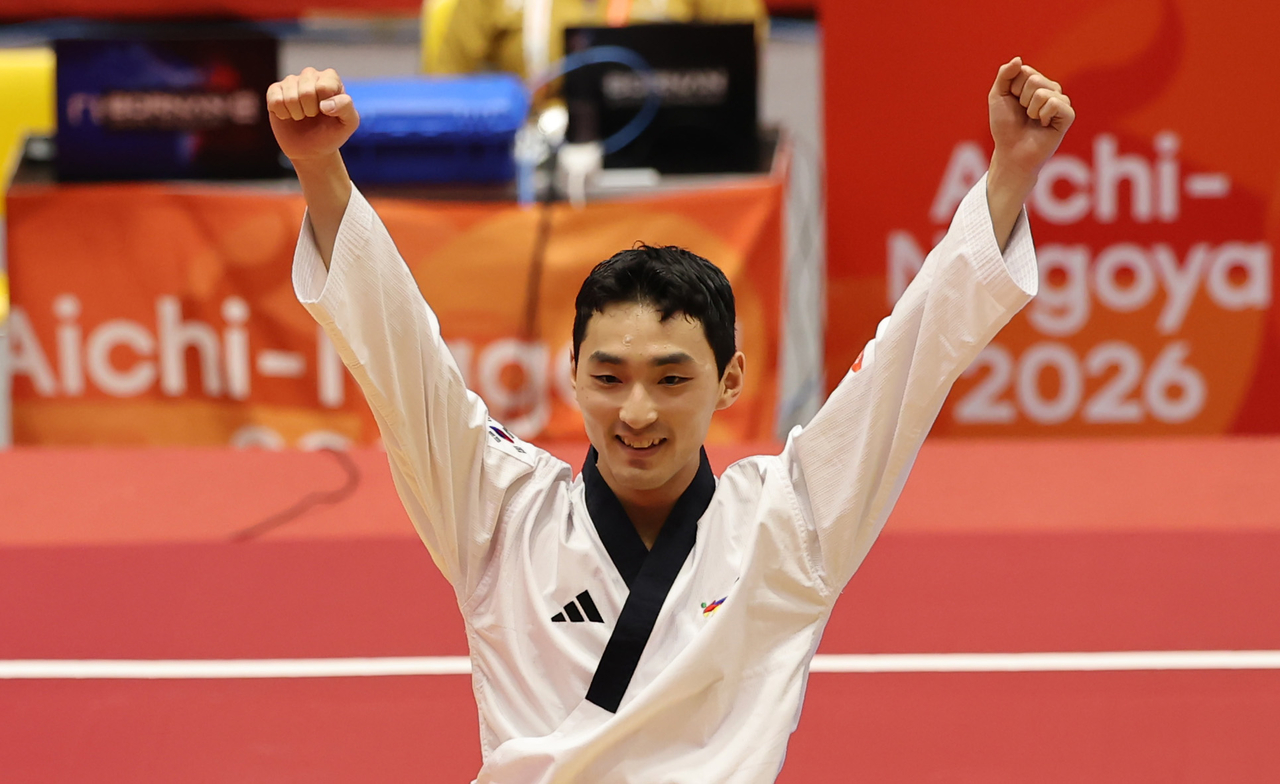 1일 일본 아이치현 도요하시 체육관에서 열린 2026 아이치·나고야 아시안게임 태권도 남자 품새에서 금메달을 획득한 한국 윤규성이 환하게 웃고 있다. [연합뉴스]