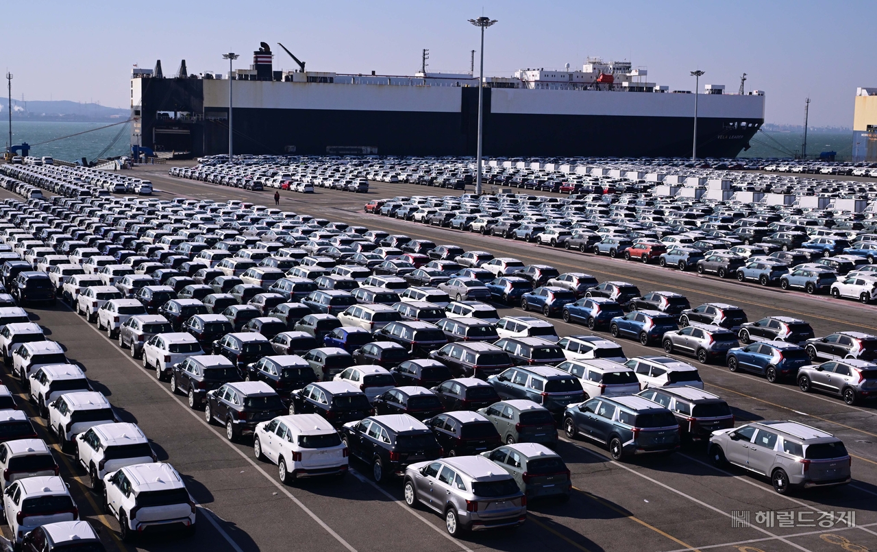 Vehicles waiting to be exported sit at Pyeongtaek Port in Pyeongtaek, Gyeonggi Province, on the afternoon of Jan. 27. [Lee Sang-sub]