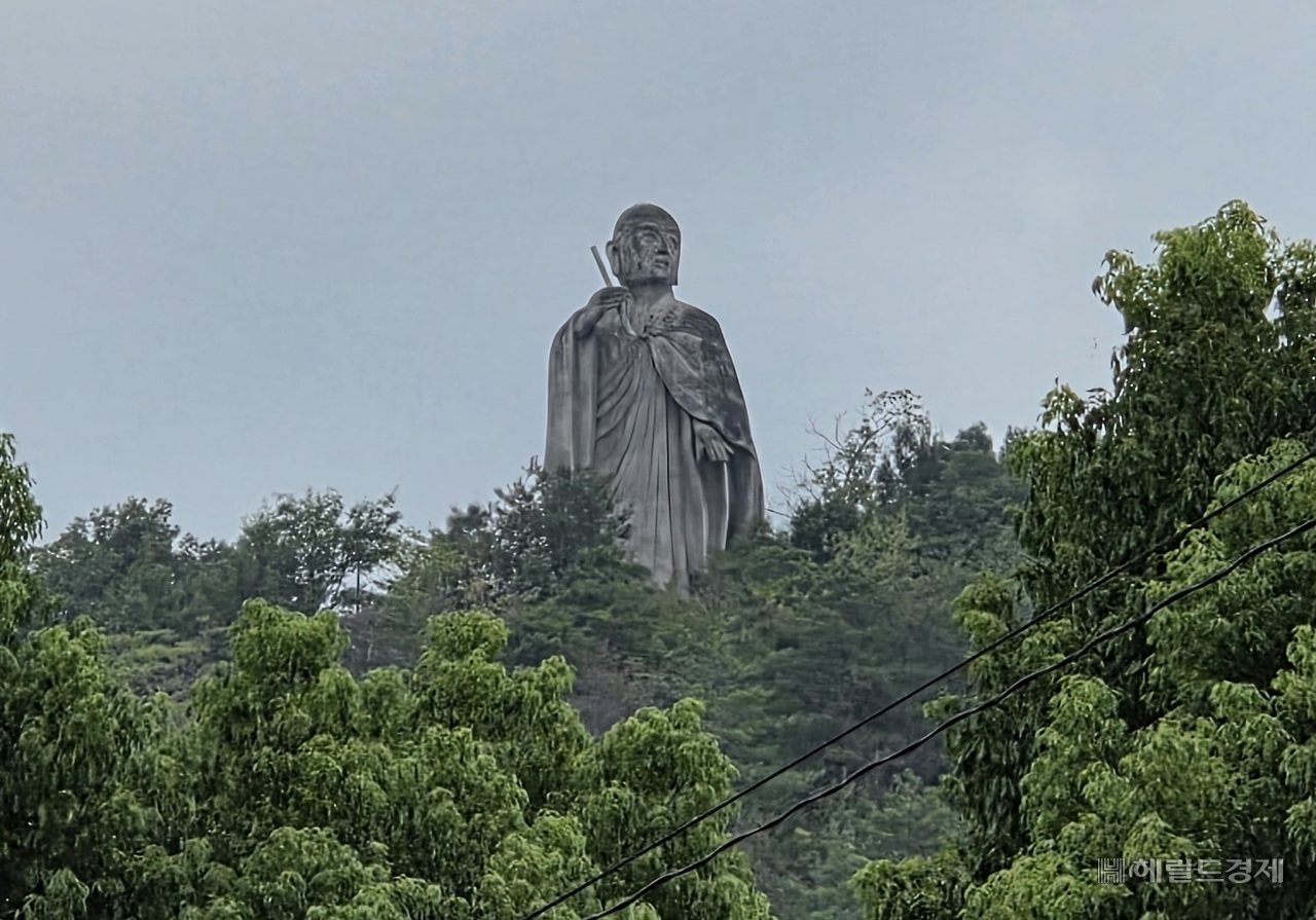 이스테지 사원에서 보이는 구카이 대사 16m 높이의 입상