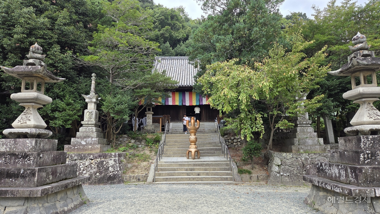 이스테지 사원 본당