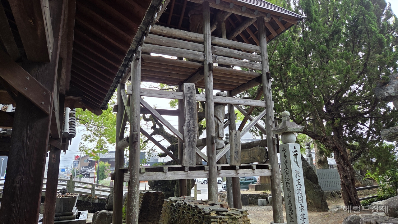 이스테지 사원 입구 장승