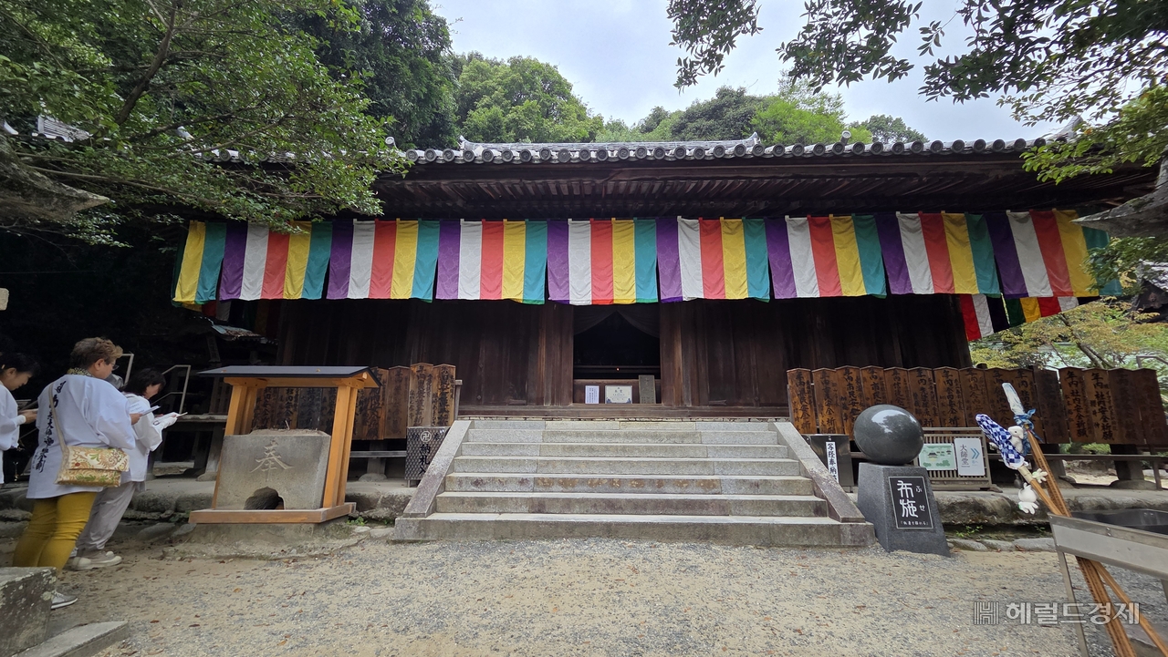 이스테지 사원 본당