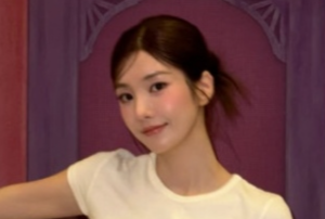 권은비, 두바이도 다 홀릴 비주얼..핫팬츠 입고 워너비 몸매
