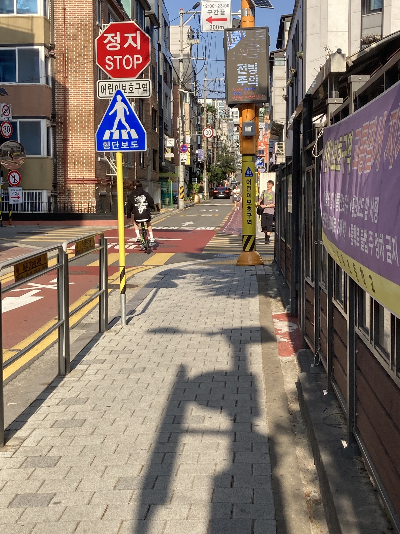 서울 강남구 대치동의 한 초등학교 옆 좁은 골목길 모습. 킥보드를 타고 다니기 위험해 보인다. 손인규 기자
