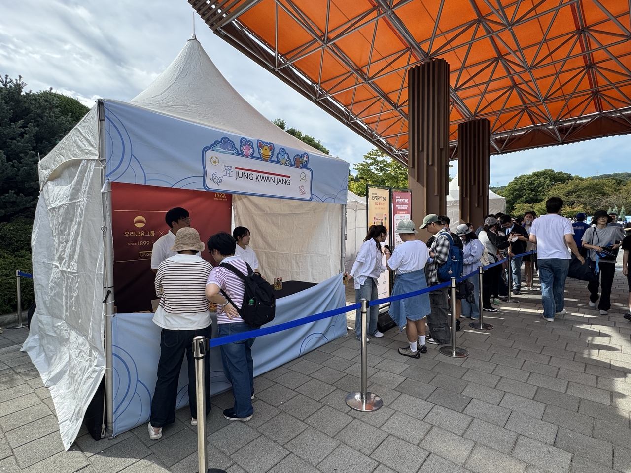 지난달 19일 서울랜드에서 열린 ‘2026우리모모콘’ 행사장 내 우리은행·정관장 부스. [우리금융그룹 제공]