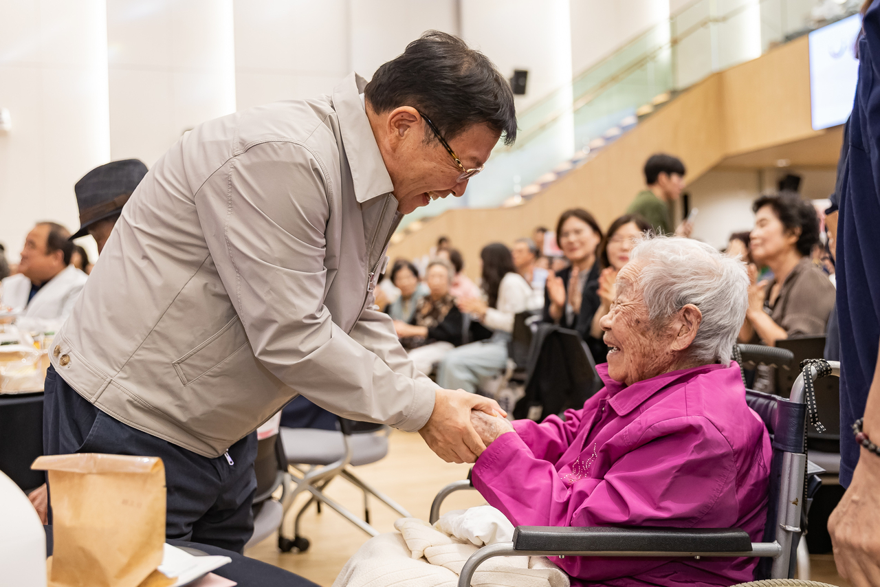 김경호 광진구청장 어르신께 인사