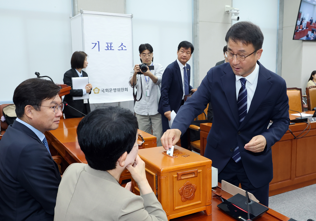 2일 국회에서 열린 운영위원회 전체회의에서 한병도 위원장이 ‘김태규 국회의원 제명 촉구 결의안’에 투표하고 있다. 국민의힘은 표결에 불참했다. [연합]