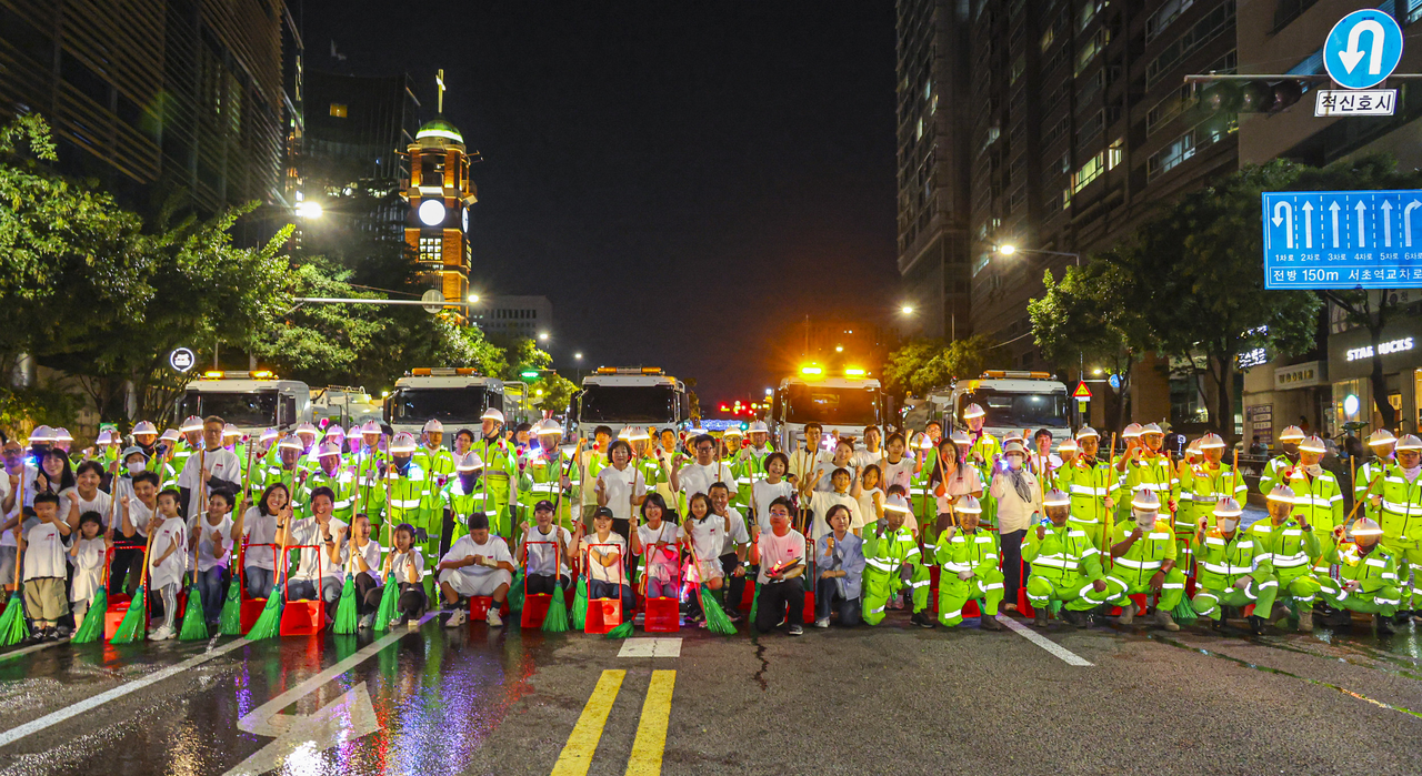 Sanitation workers and resident volunteers pose for a group photo after completing the Seoripul Cleanup Parade, the closing event of the 2026 Seoripul Music Festival, which wrapped up Sept. 20 in Seocho-gu, Seoul. [Seocho-gu]